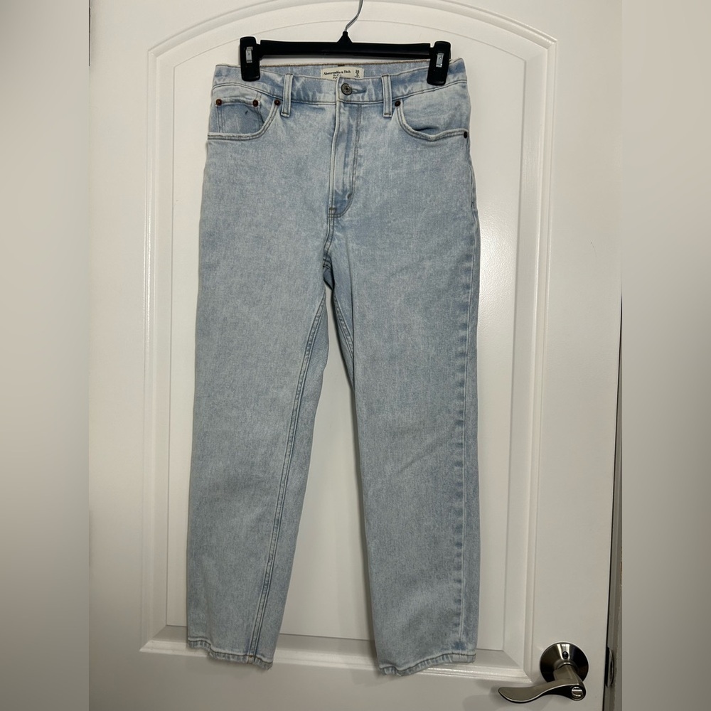 Abercrombie & Fitch The Mom High Rise Light Vintage Wash Denim Jeans size 26 2S